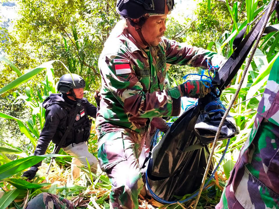 Personel TNI-Polri mengevakuasi jenazah tenaga kesehatan (nakes) Puskesmas Kiwirok, Papua, Gabriella Maelani (22), Jumat, 17 September 2021.