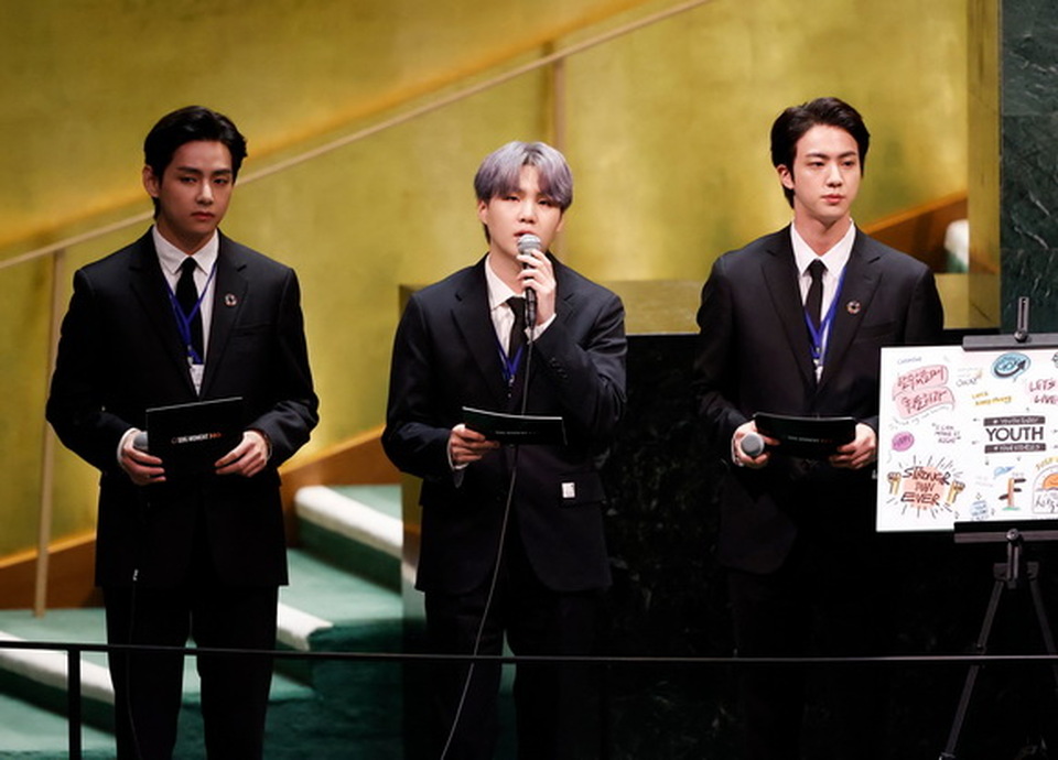 (dari kiri) Taehyung/V, Suga dan Jin dari boy band Korea Selatan BTS bergiliran berbicara di acara SDG Moment sebagai bagian dari Debat Umum sesi ke-76 Majelis Umum PBB di Markas Besar PBB, di New York, AS, pada Senin 20 September 2021.