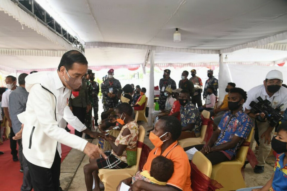 Presiden Joko Widodo (kiri) saat meninjau vaksinasi bagi masyarakat di Kantor Bupati Merauke, Papua, Minggu, 3 Oktober 2021.  
