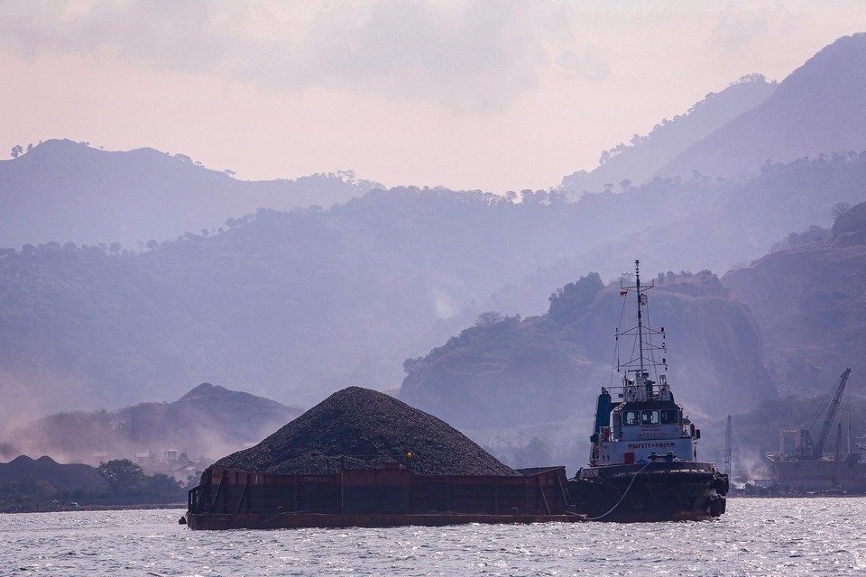Kapal tongkang pengangkut batu bara lepas jangkar di perairan di Perairan Bojonegara, Teluk Banten, Banten, Sabtu, 16 Oktober 2021. 