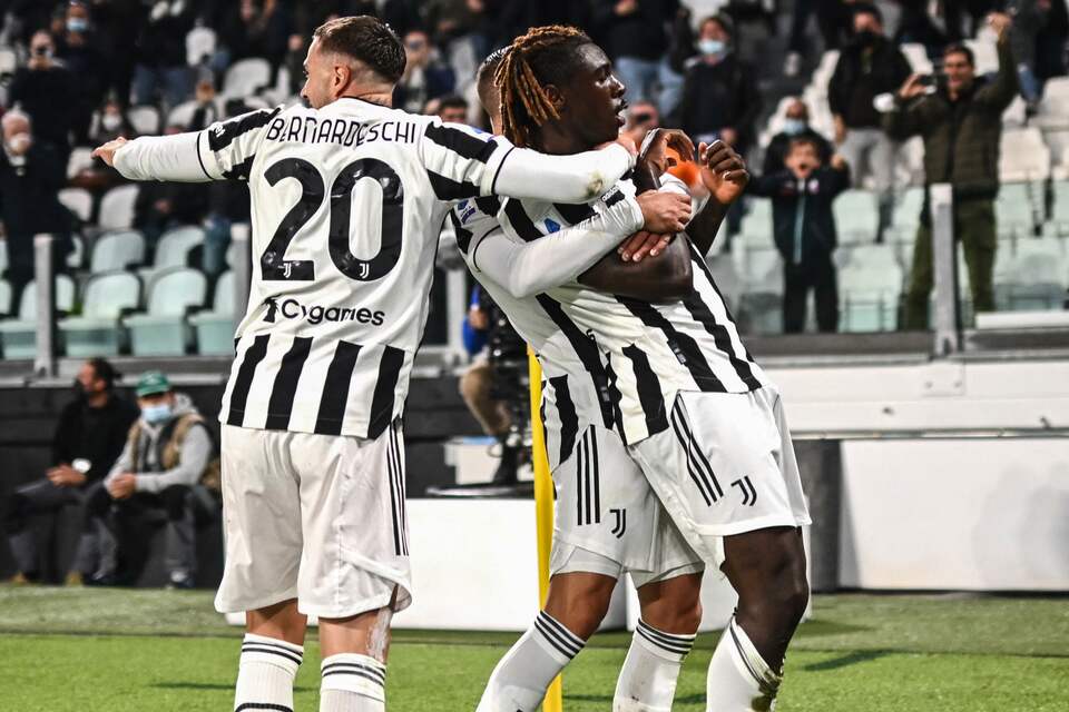Seleberasi pemain Juventus, Moise Kean usai menjebol gawang AS Roma di Juventus Stadium, Senin, 18 Oktober 2021.
