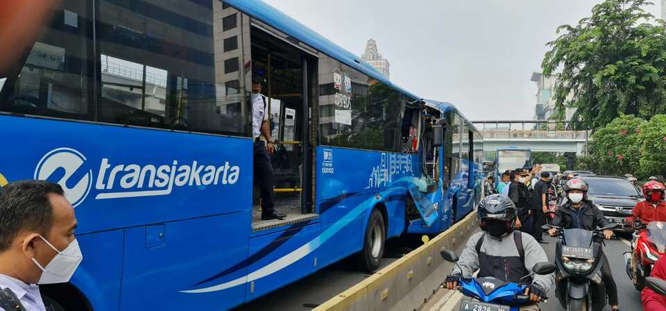 Peristiwa tabrakan menimpa dua bus TransJakarta di Jalan MT Haryono, Cawang, Jakarta Timur, menyebabkan seorang penumpang tewas di lokasi kejadian, Senin, 25 Oktober 2021.