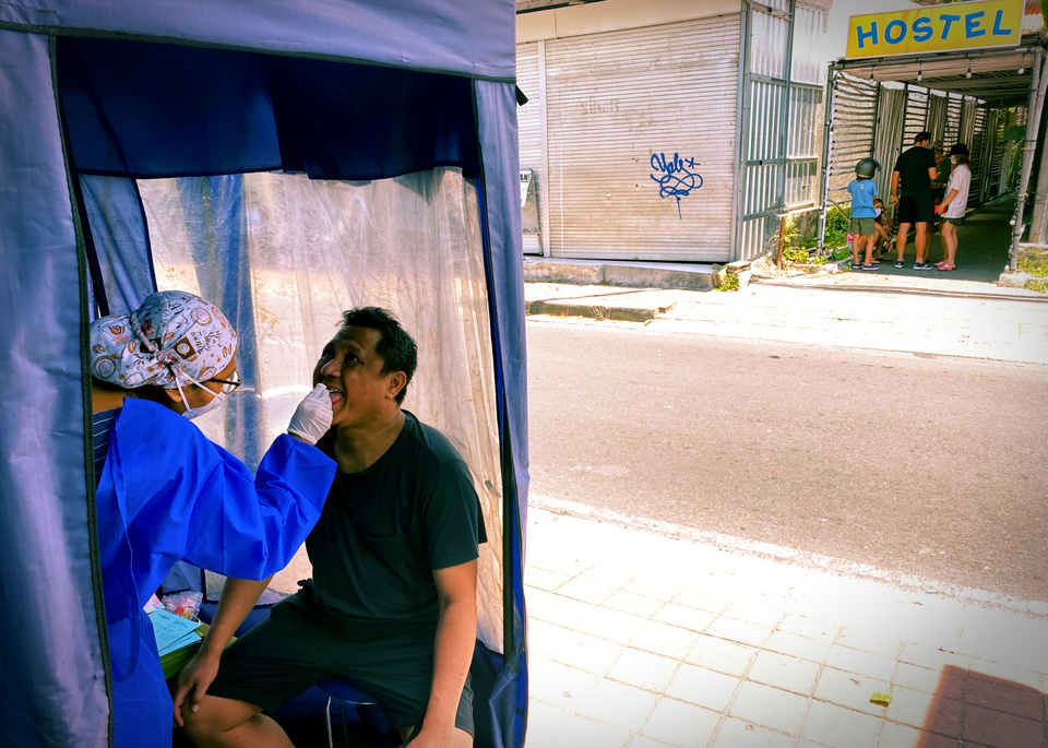 Wisatawan domestik melakukan tes swab PCR untuk syarat penerbangan masuk dan keluar, di fasilitas kesehatan di wilayah Batu Belig, Bali, Senin 25 Oktober 2021.