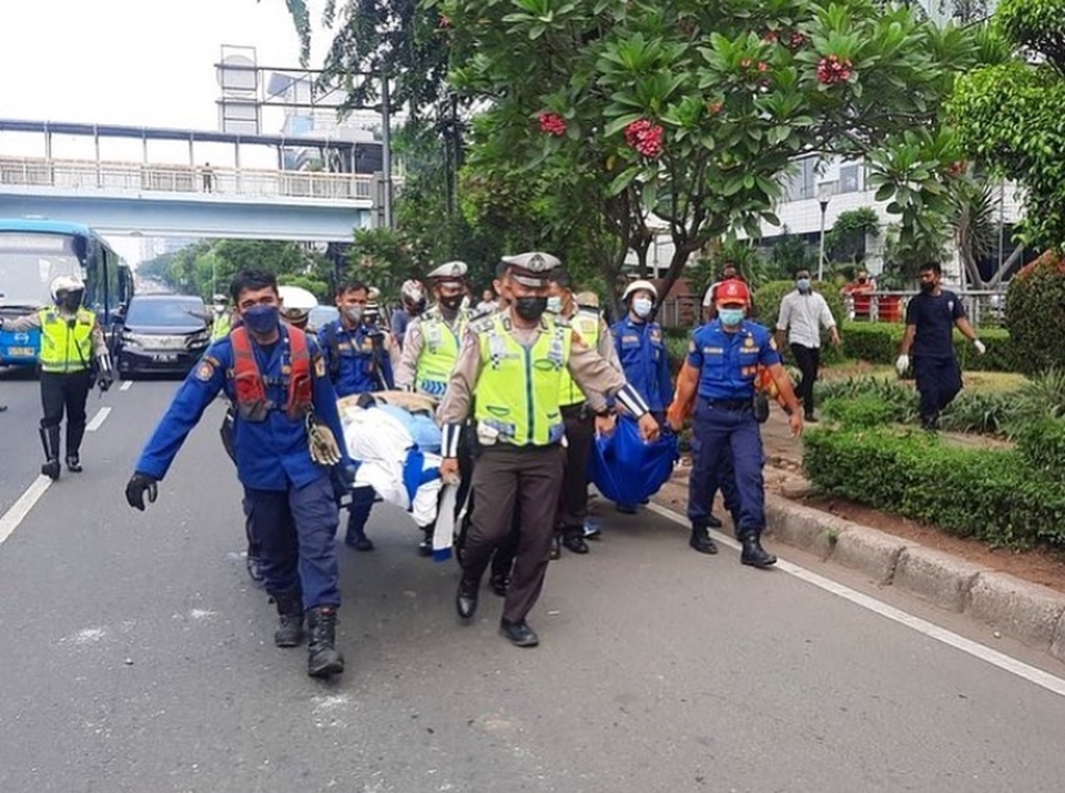 Petugas Damkar Dan kepolisian mengevakuasi korban Tabrakan Bus Transjakarta di Cawang, Jakarta Timur, Senin, 25 Oktober 2021. 