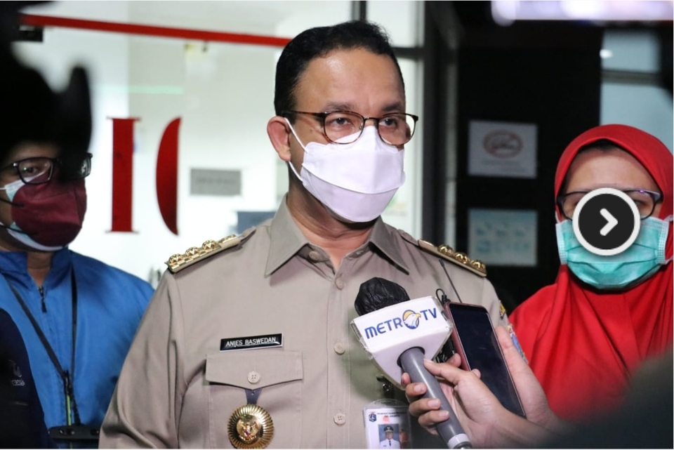 Gubernur DKI Jakarta, Anies Baswedan saat menjenguk para korban tabrakan antarbus Transjakarta di RSUD Budhi Asih, Jakarta Timur, Senin, 25 Oktober 2021.