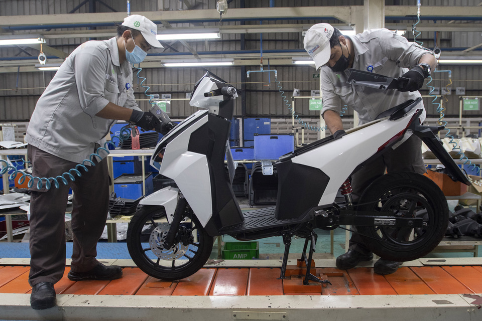 Pekerja merakit sepeda motor listrik Gesits di pabrik PT Wika Industri Manufaktur (WIMA), Cileungsi, Kabupaten Bogor, Jawa Barat.