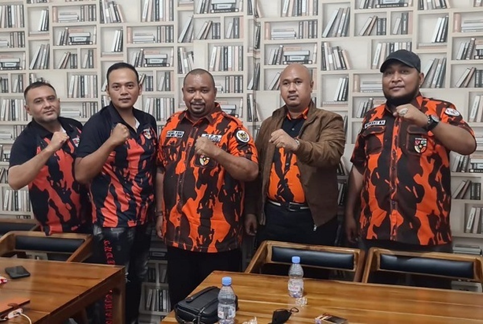Ketua Pemuda Pancasila (PP) Bidang Pembinaan dan Pemberdayaan Wilayah (P2W) Indonesia Timur, Raden Mas Mochammad Bintang Prabowo (kedua dari kiri) dan anggota Pemuda Pancasila P2W Indonesia Timur yakni Umbu R Samapaty yang terlibat sebagai Ketua Dewan Hakim cabang binaraga PON XX Papua (kedua kanan berkepala plontos)