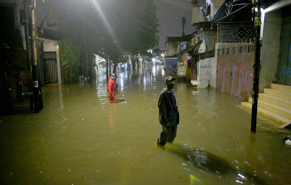 Kali Ciliwung Meluap, Permukiman Di Kebon Pala Terendam - Halaman 1