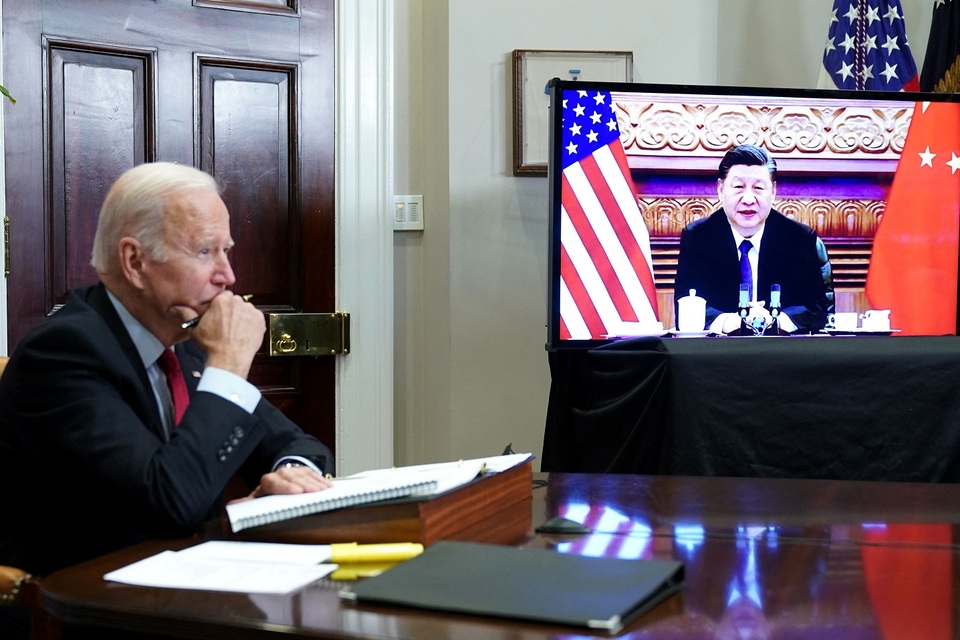 Presiden AS Joe Biden bertemu secara virtual dengan Presiden Tiongkok Xi Jinping di Ruang Roosevelt Gedung Putih di Washington, DC, 15 November 2021. 