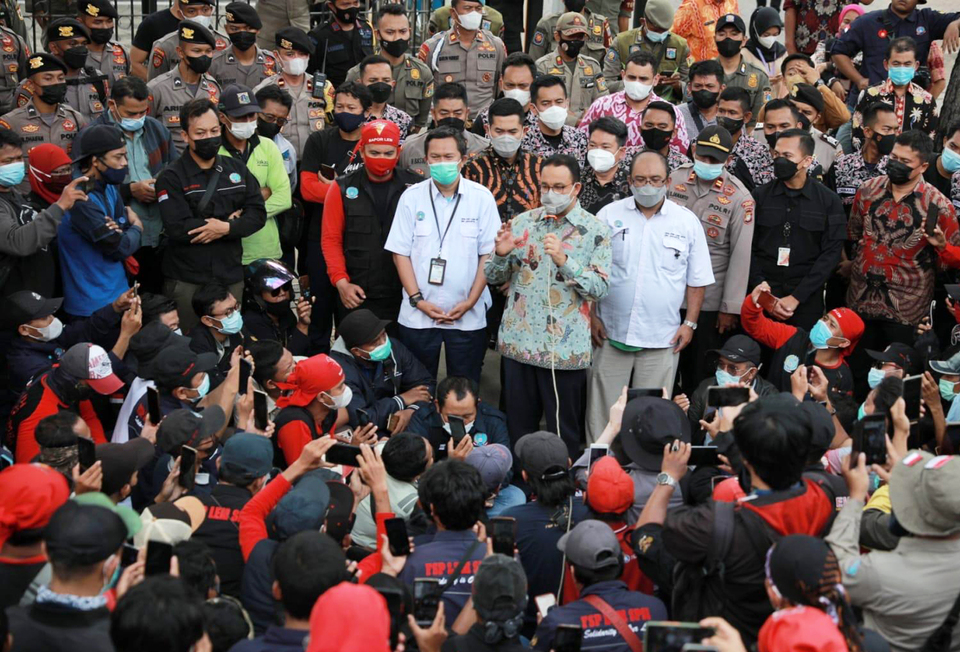 Gubernur DKI Jakarta Anies Baswedan bertemu dengan para buruh yang melakukan demonstrasi di depan Balai Kota DKI Jakarta, Kamis, 18 November 2021.