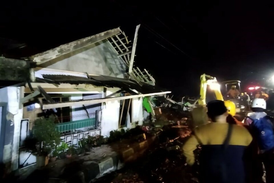 Tebing longsor menimpa rumah warga di Pagentan, Banjarnegara, Jumat 19 November 2021.
