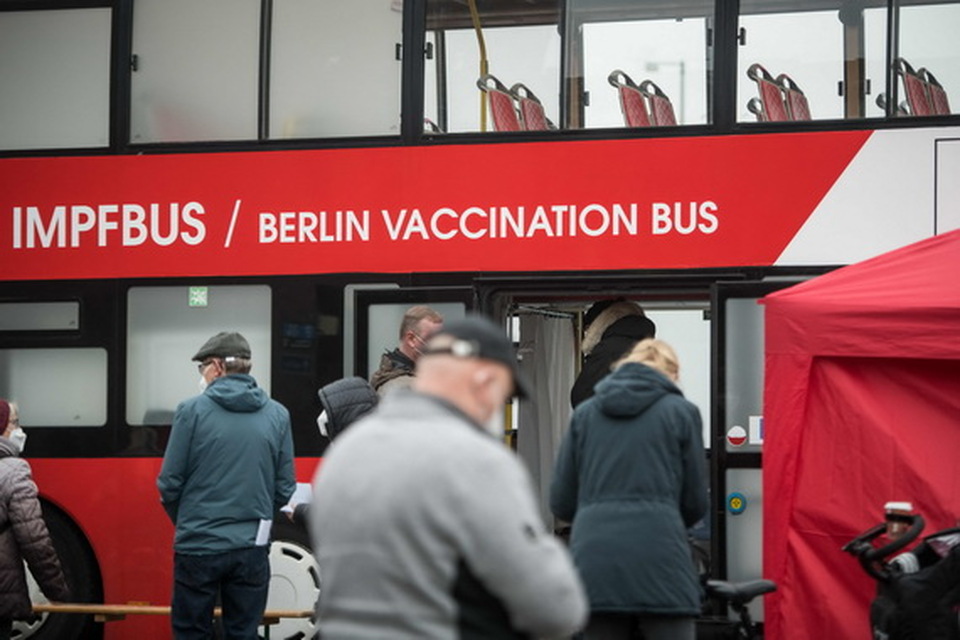 Orang-orang mengantre di depan bus vaksinasi, Berlin, Jerman untuk mendapatkan vaksinasi Covid-19 pada Rabu 17 November 2021, di tengah pandemi virus corona.