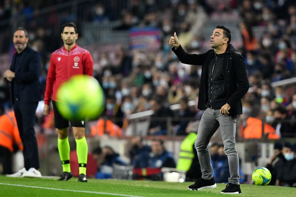 Pelatih Barcelona Xavi Hernandez memberikan instruksi saat melawan Espanyol.