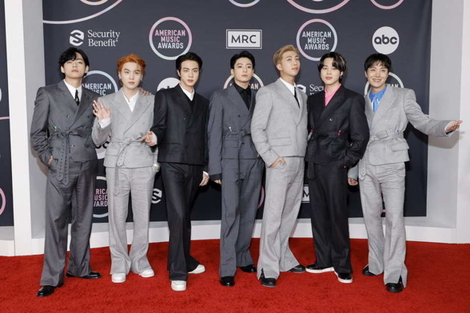 (dari kiri) V, Suga, Jin, Jungkook, RM, Jimin, dan J-Hope BTS menghadiri American Music Awards 2021 di Microsoft Theater, Los Angeles, California, AS pada Minggu 21 November 2021.