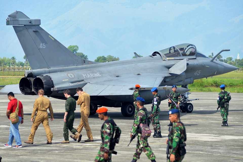 Prajurit TNI AU melakukan pengamanan terhadap pesawat tempur Rafale Angkatan Laut Prancis di Lanud Sultan Iskandar Muda (SIM), Blangbintang, Aceh Besar, Aceh, pada Mei 2019.
