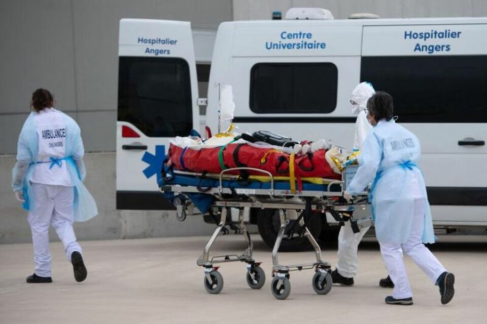 Para petugas memindahkan pasien Covid-19 di salah satu rumah sakit di Prancis. Pada Selasa 23 November 2021, WHO memprediksi lonjakan kasus kematian akibat Covid-19 di wilayah Eropa. 