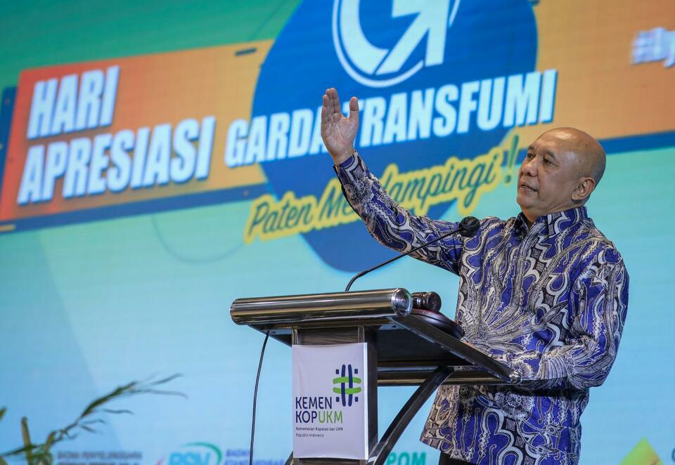 Menteri Koperasi dan UKM, Teten Masduki memberikan sambutan pada acara Hari Apresiasi Garda Transfumi di Jakarta, Rabu, 24 November 2021.