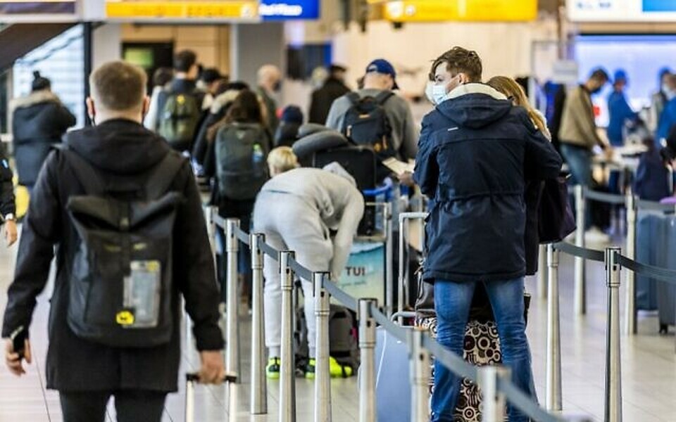 Para pelancong berdiri di aula keberangkatan Bandara Schiphol di Amsterdam, Belanda pada 17 Desember 2020. 
