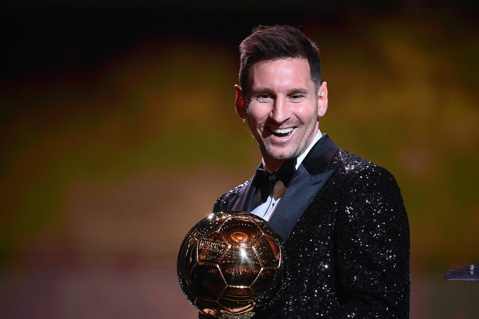 Lionel Messi meraih penghargaan Ballon d'Or untuk ketujuh kalinya, di Paris, Senin, 29 November 2021.