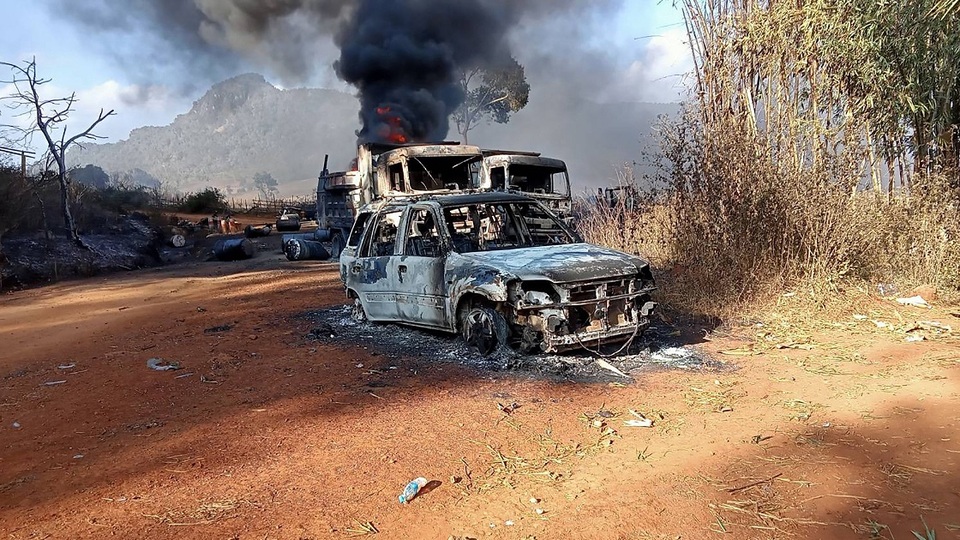 Gambar  dari Pasukan Pertahanan Nasional Karenni (KNDF) yang diambil pada 25 Desember 2021 menunjukkan kendaraan yang terbakar di Kota Hpruso di negara bagian Kayah, Myanmar.
