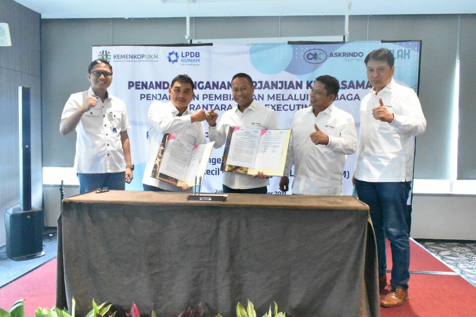 Penandatanganan kerja sama antara Askrindo Syariah dengan LPDB-KUMKM di Jakarta, Kamis 30 Desember 2021. 