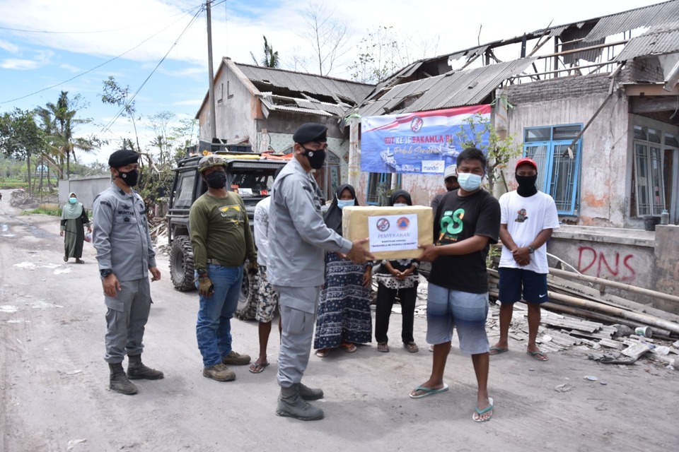 MIH Unitomo Kelas P 2021 Baksos Korban Banjir Bandang Lumajang