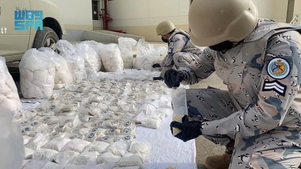 Penyelundupan pil Captagon, narkotika, produk palsu dan selundupan lainnya mengancam keamanan dan keselamatan masyarakat Saudi. 