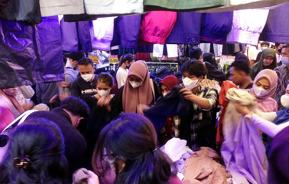 Sejumlah calon pembeli memilih pakaian bekas atau thrifting di Pasar Senen, di Jakarta, Sabtu, 8 Januari 2022.