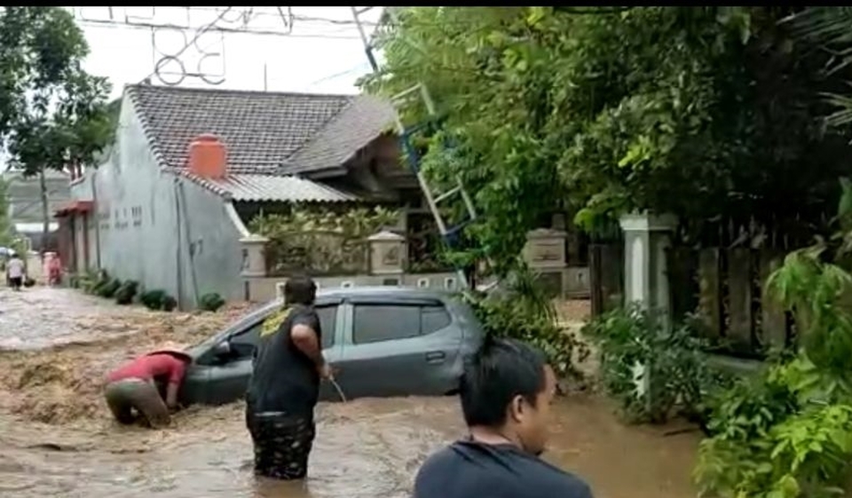 Banjir Bandang Di Jember, Suami Istri Terbawa Arus Sungai