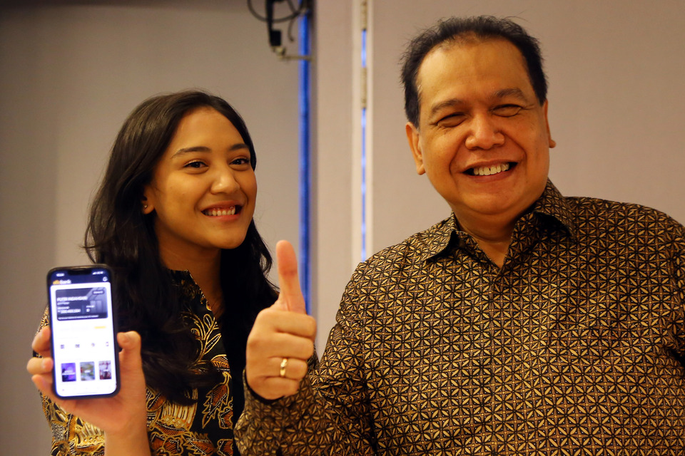 Ultimate Shareholder PT Allo Bank Indonesia Tbk Chairul Tanjung (kanan) bersama CEO CXO Putri Indahsari memperlihatkan aplikasi Allobank usai right issue Bank Allo di Jakarta, Selasa, 11 Januari 2022.