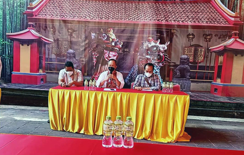 Ketua Panitia Pelaksana CGM 2022, Arifin Himawan saat memberikan keterangan terkait Pesta Rakyat Cap Go Meh 2022, di vihara Dhanagun, Kota Bogor, Jumat, 11 Februari 2022.