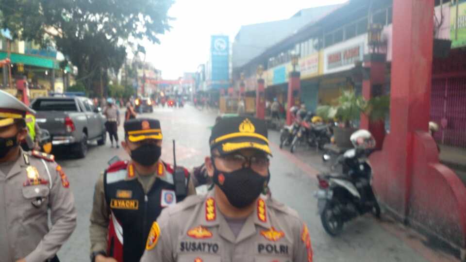Kapolresta Bogor Kota Kombes Susatyo Purnomo Condro saat melakukan pengamanan Cap Go Meh di Jalan Suryakencana, Selasa, 15 Februari 2022.