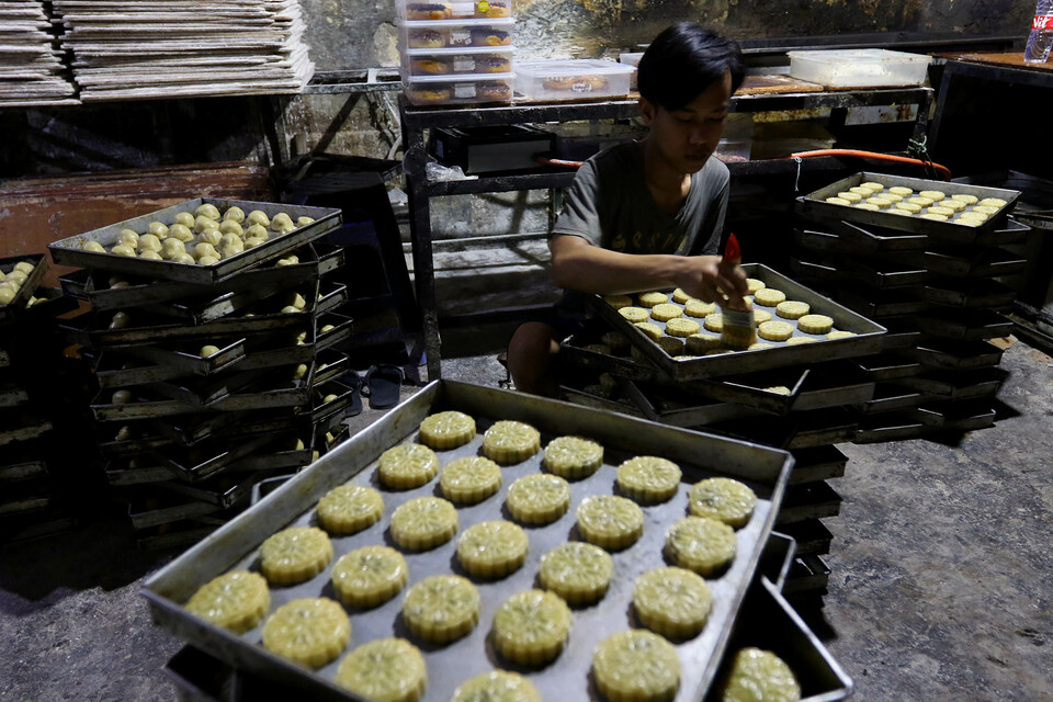 Pekerja rumahan menyelesaikan pembuatan kue kering di kawasan Kebayoran Baru, Jakarta Selatan, Rabu, 16 Februari 2022.