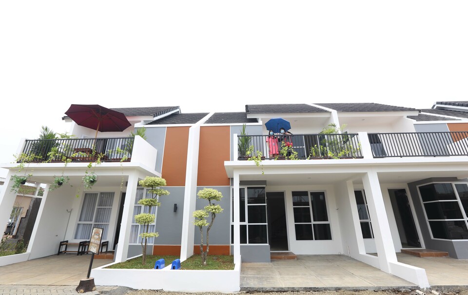 Pengunjung melihat  Rumah Contoh Cluster Prima Aryana Karawaci, Tangerang, Banten, Sabtu, 19 Februari 2022. Prima Aryana merupakan hunian dua lantai dengan konsep Tropical Minimalis.