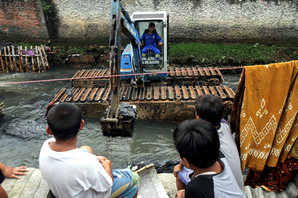 Sudin SDA Jaksel Keruk Lumpur Di Aliran Kali Mampang Dan Krukut - Halaman 1