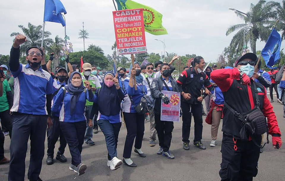 Ratusan buruh dari Aliansi Buruh Banten Bersatu (AB3) berunjuk rasa di Kantor DPRD Kota Tangerang meminta pencabutan Permenaker No 2/2022 tentang Tata Cara dan Persyaratan Pembayaran Manfaat Jaminan Hari Tua (JHT), Kamis, 24 Februari 2022.