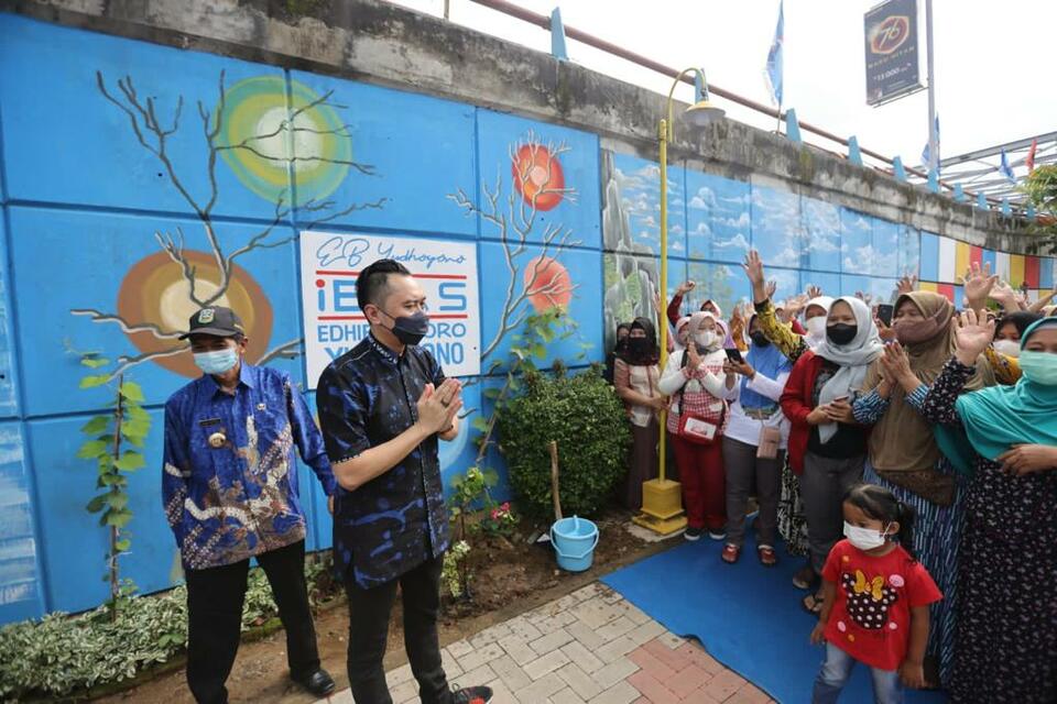 Ketua Fraksi Partai Demokrat DPR RI Edhie Baskoro Yudhoyono atau Ibas mengawal program Kota Tanpa Kumuh (Kotaku) dan pemberian air bersih di Desa Tanjungsari dan Bangunsari, Kabupaten Pacitan, Sabtu, 5 Maret 2022. 