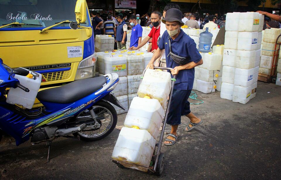 Distribusi minyak goreng curah di Pasar Kebayoran Lama, Jakarta.