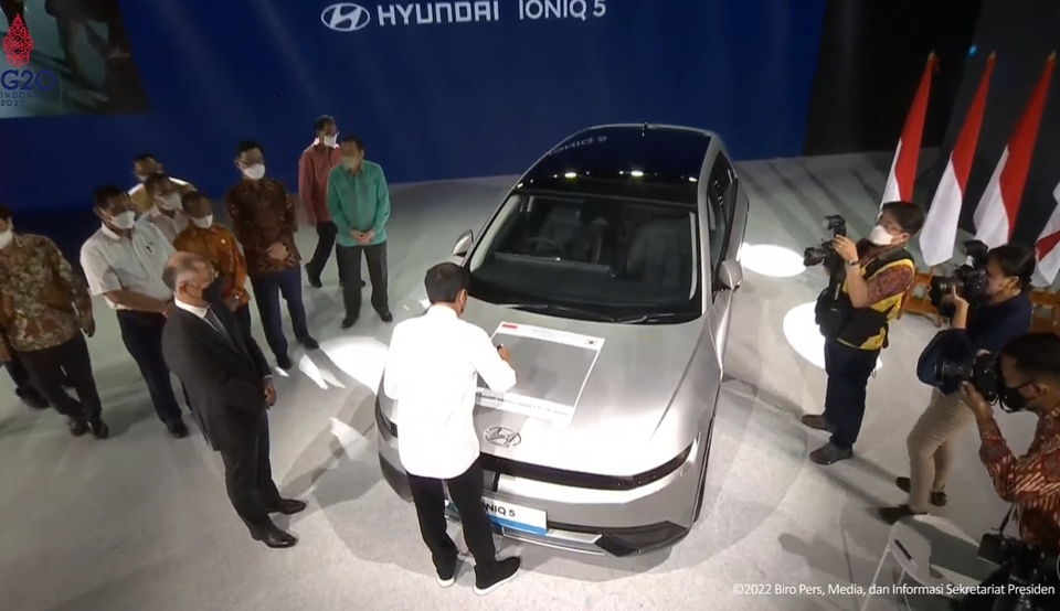 Presiden Joko Widodo meresmikan peluncuran mobil listrik pertama di Indonesia, Hyundai Ioniq 5 di pabrik PT Hyundai Motor Manufacturing Indonesia, Bekasi, Jawa Barat, Rabu, 16 Maret 2022.