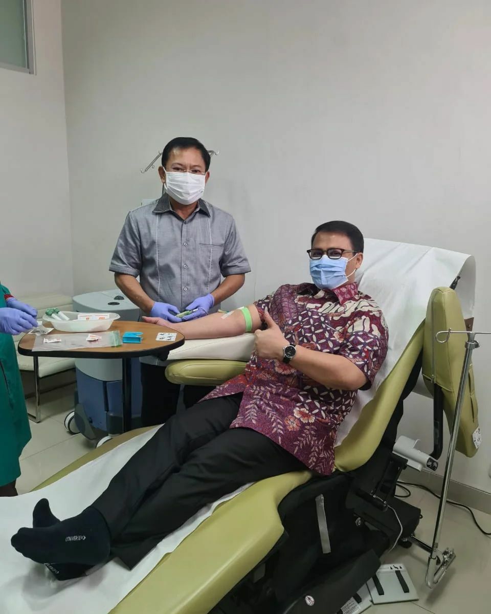 Wakil ketua MPR Ahnad Basarah disuntikvaksin Nusantara oleh dokter Terawan Agus Putranto, di RSPAD Gatot Subroto Jakarta, Kamis 31 Maret 2022.