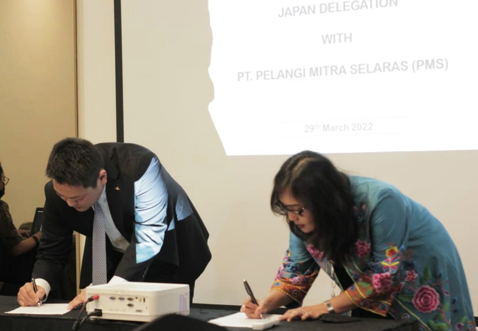 Penandatanganan kesepakatan bisnis antara delegasi Jepang dan salah satu mitra lokal di sela-sela kunjungan 13 delegasi bisnis Jepang dari sektor kesehatan dan pertanian yang difasilitasi KBRI Tokyo pada 27 Maret hingga 1 April 2022.