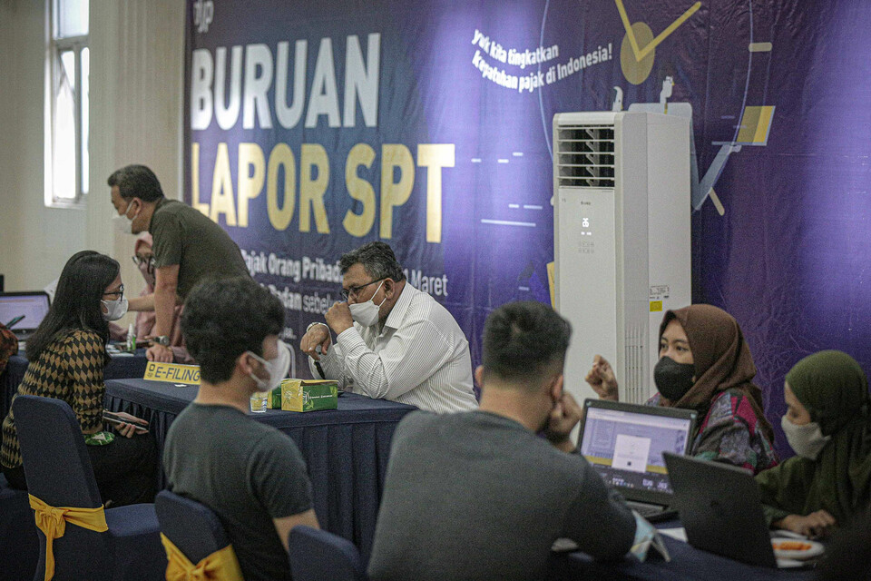 Petugas membantu wajib pajak yang akan melaporkan Surat Pemberitahuan Tahunan (SPT) Pajak di KPP Pratama Jakarta Tanah Abang Tiga, Jakarta, Kamis, 31 Maret 2022.