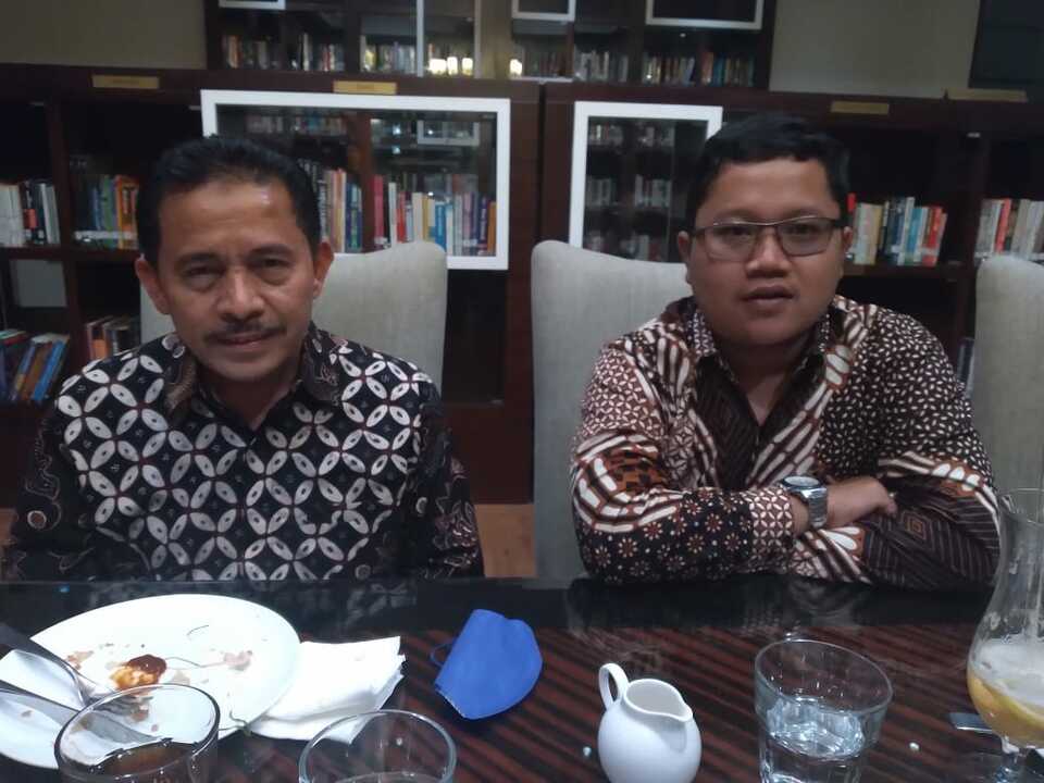 Pengacara pembeli jam mewah Richard Mille Rp 77 Miliar, Drs Basuki SH MH CLA (kiri)