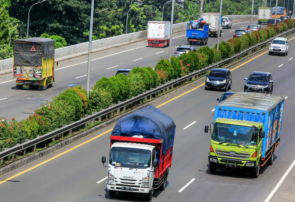 Truk angkutan barang melintas di Jalan TOL Tangerang - Merak, Tangerang, Banten, Selasa 26 April 2022.