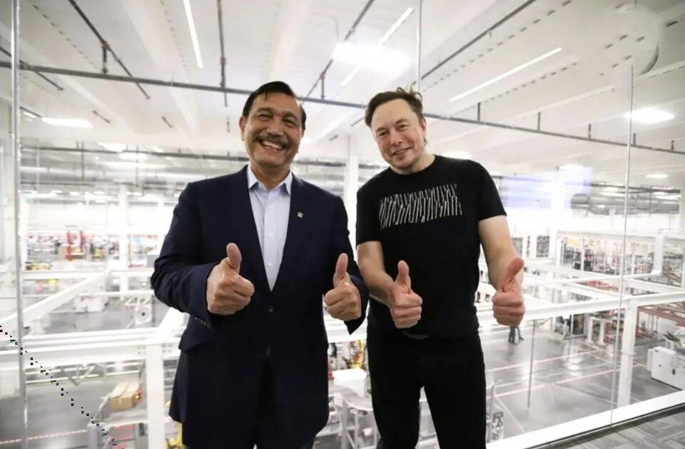 Menteri Koordinator Bidang Kemaritiman dan Investasi (Menko Marinves) Luhut Binsar Panjaitan bertemu Elon Musk di Gigafactory Tesla di Austin, Texas, Amerika Serikat (AS), 26 April 2022.