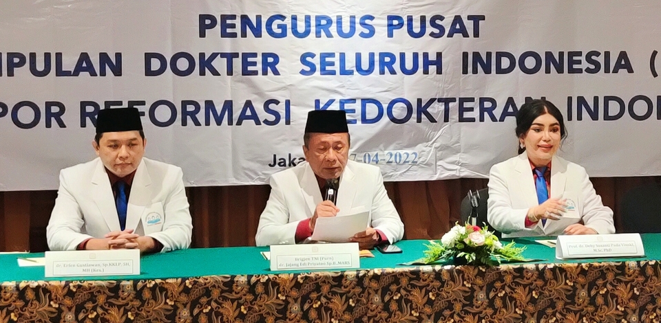 (kiri ke kanan) Sekretaris Umum PDSI dr Erfen Gustiawan, Ketua Umum PDSI Brigjen TNI (Purn) dr Jajang Edi Priyatno dan Wakil Ketua PDSI dr Deby Susanti Pada Vinsky.