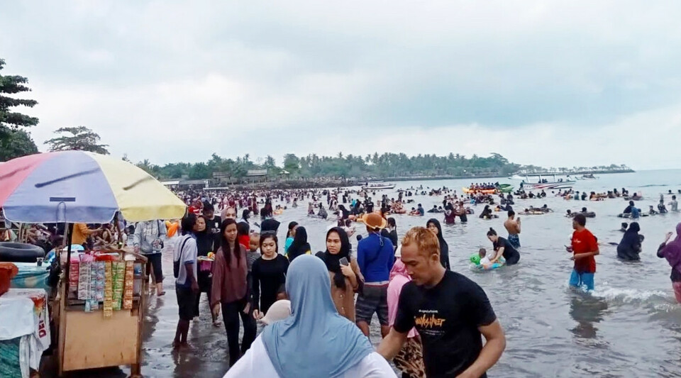 Wisatawan masih memadati kawasan wisata Pantai Anyer, Kabupaten Pandeglang, Banten, Kamis, 5 April 2022.
