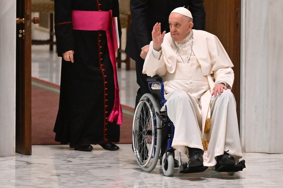 Paus Fransiskus tiba dengan kursi roda saat audiensi Peserta Sidang Pleno Persatuan Pemimpin Umum Internasional di aula Paulus VI di Vatikan, pada Kamis 5 Mei 2022.