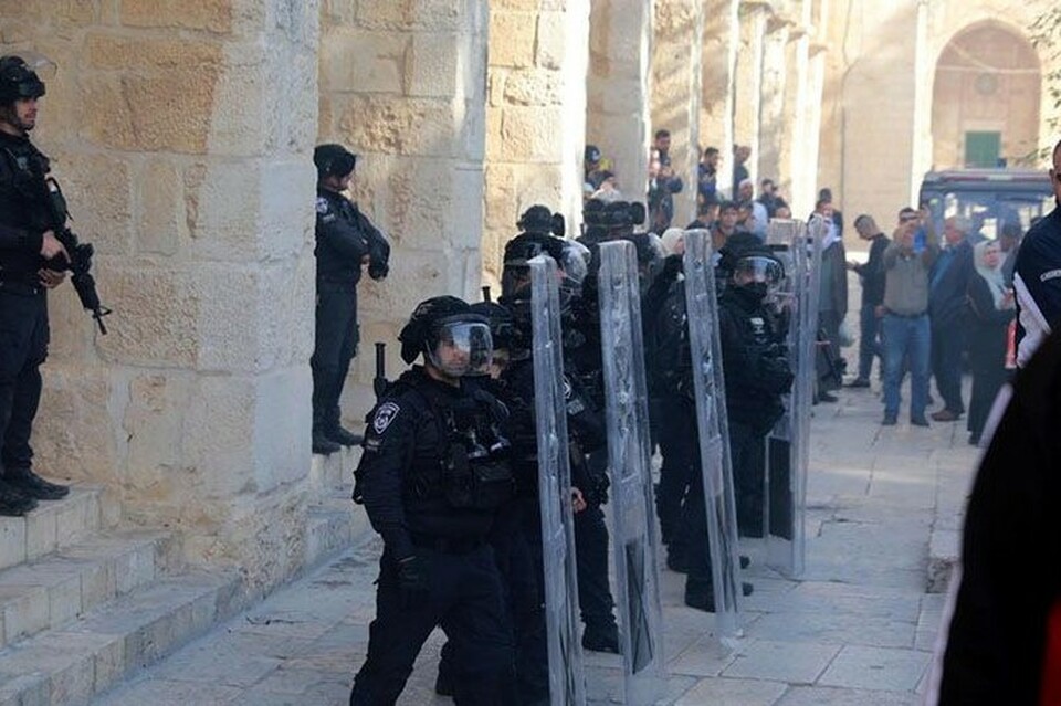 Pasukan keamanan Israel terlibat bentrok dengan warga Palestina di kompleks Masjid Al-Aqsa di di Yerusalem Timur.