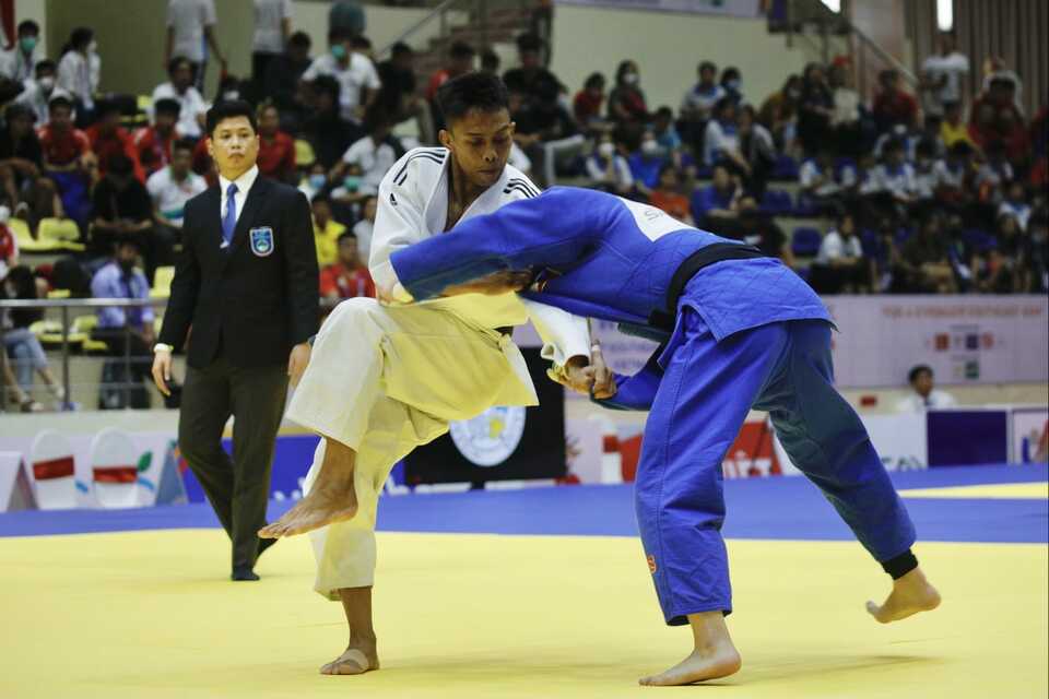 Pejudo senior tim Indonesia, Ikhsan Apriyadi meraih emas SEA Games 2021 setelah mengalahkan pejudo Filipina, Keisie Nakano dalam pertandingan final kelas 73kg putra di Hoai Duc Stadium, Hoai Duc, Vietnam, Kamis, 19 Mei 2022.